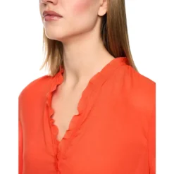 Feminine bluse mit volant