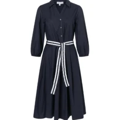 Hemdblusenkleid mit streifengürtel
